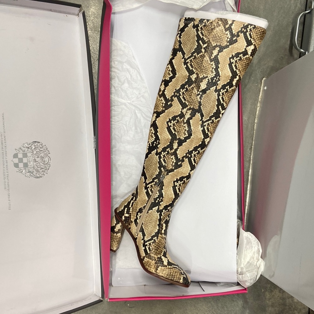 Vince camuto boot size 8.5 new